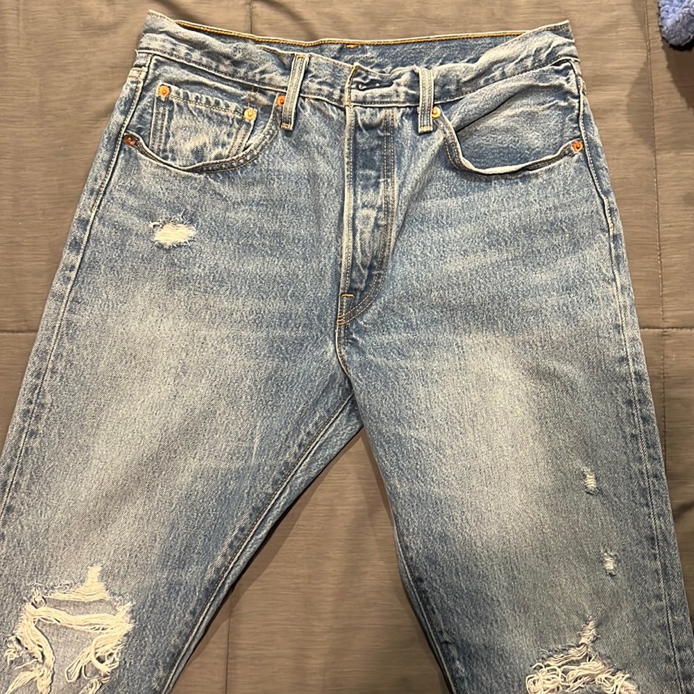 LEVIS ripped jean, no stretch, rigid Jean, ripped knee, straight leg,high waist